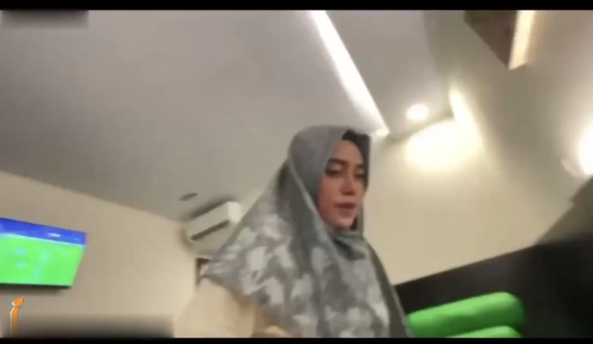 sambil nonton bola
