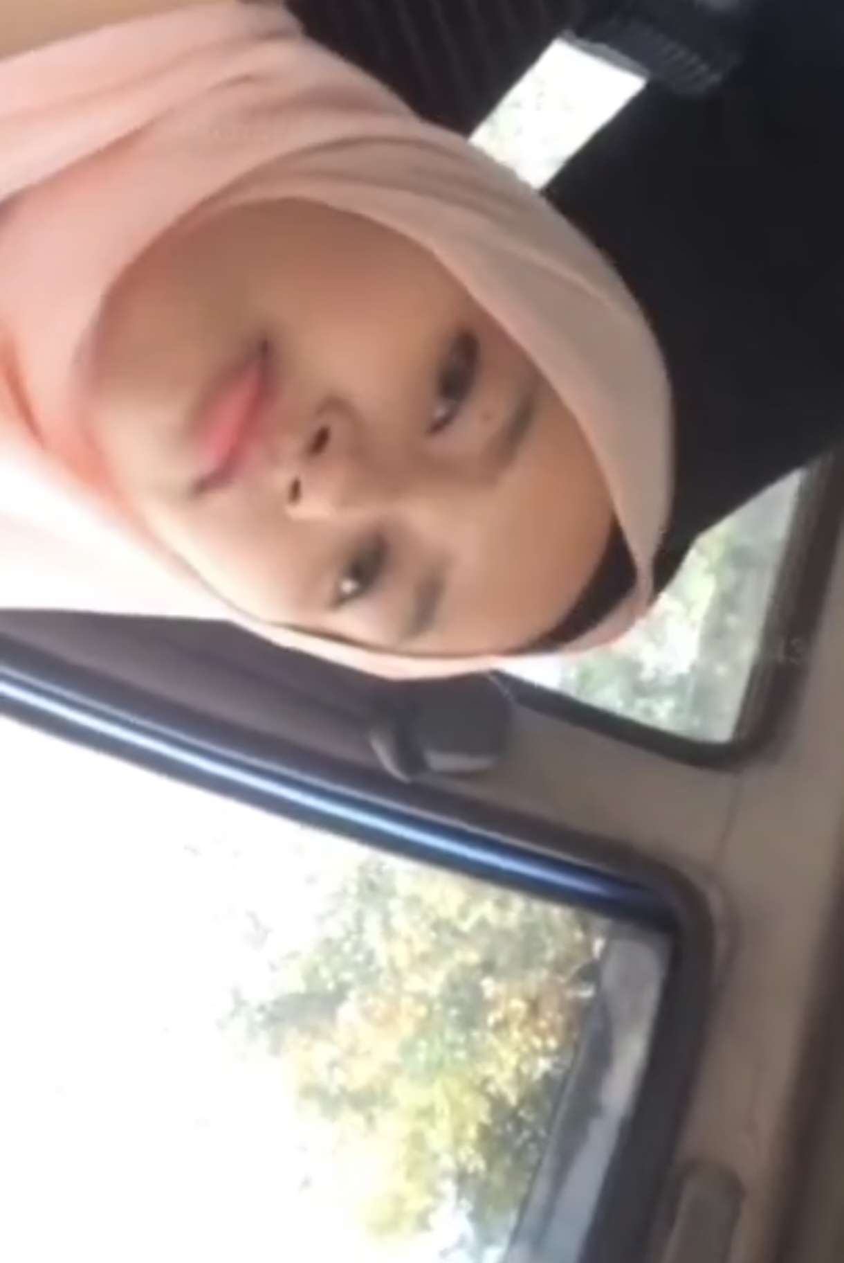 Hijab dalam mobil